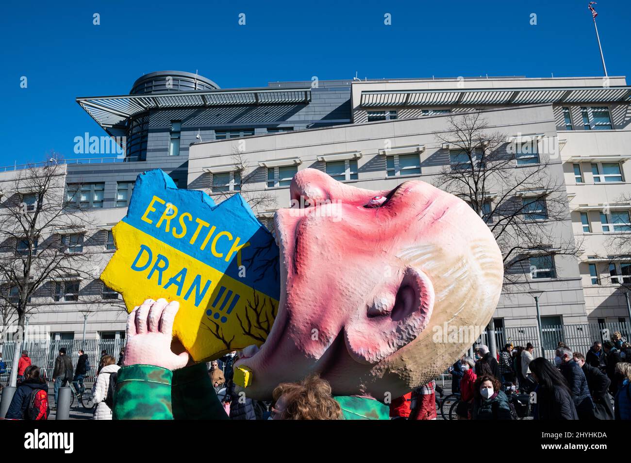 13.03.2022, Berlino, Germania, Europa - il galleggiante di Carnevale dello scultore Jacques Tilly raffigura Putin fatto di papier mache per una protesta contro la guerra in Ucraina. Foto Stock