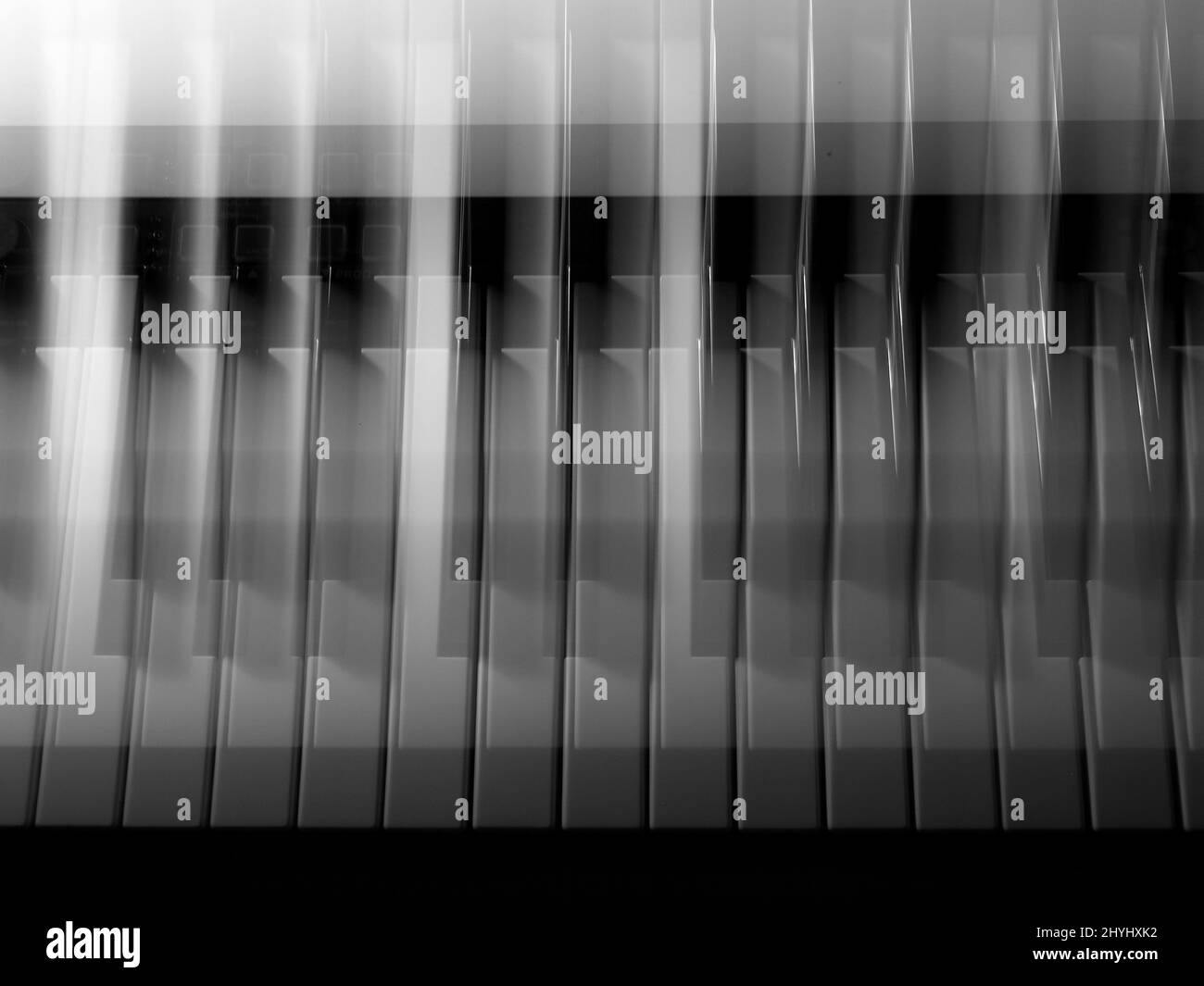 Bianco e nero fine art foto di musica sfuocata tastiera astratto sfondo Foto Stock