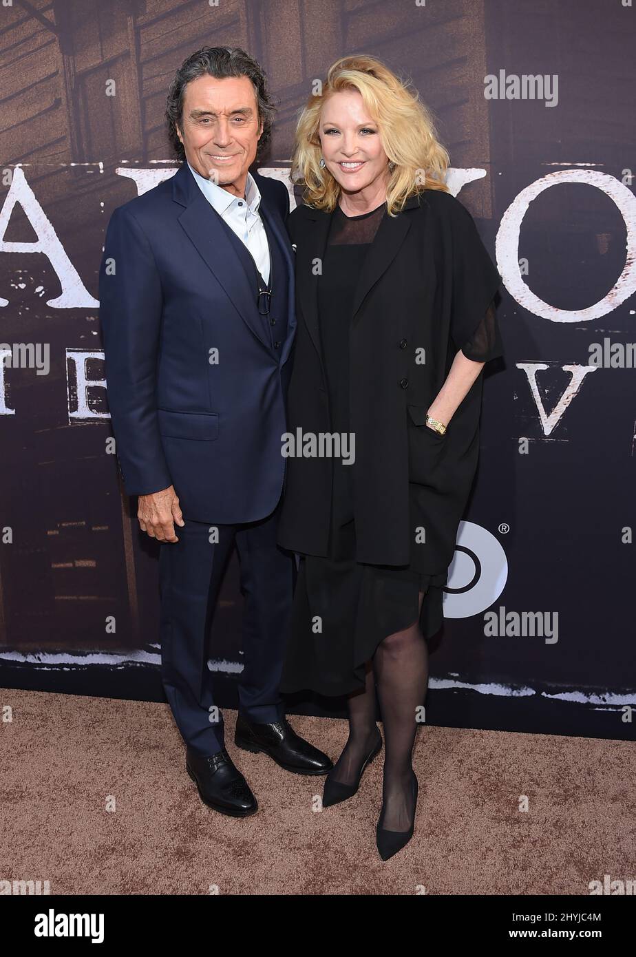Ian McShane e Gwen Humble alla prima di Los Angeles dei film HBO' 'Deadwood', tenutasi al Cinerama Dome Hollywood Foto Stock