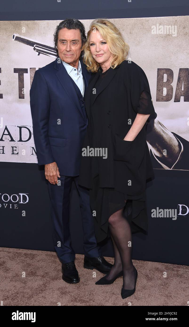 Ian McShane e Gwen Humble alla prima di Los Angeles dei film HBO' 'Deadwood', tenutasi al Cinerama Dome Hollywood Foto Stock