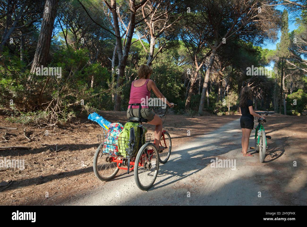 Escursioni in bicicletta nel bosco della Riserva Naturale di Duna Feniglia, Orbetello, Toscana, Italia Foto Stock