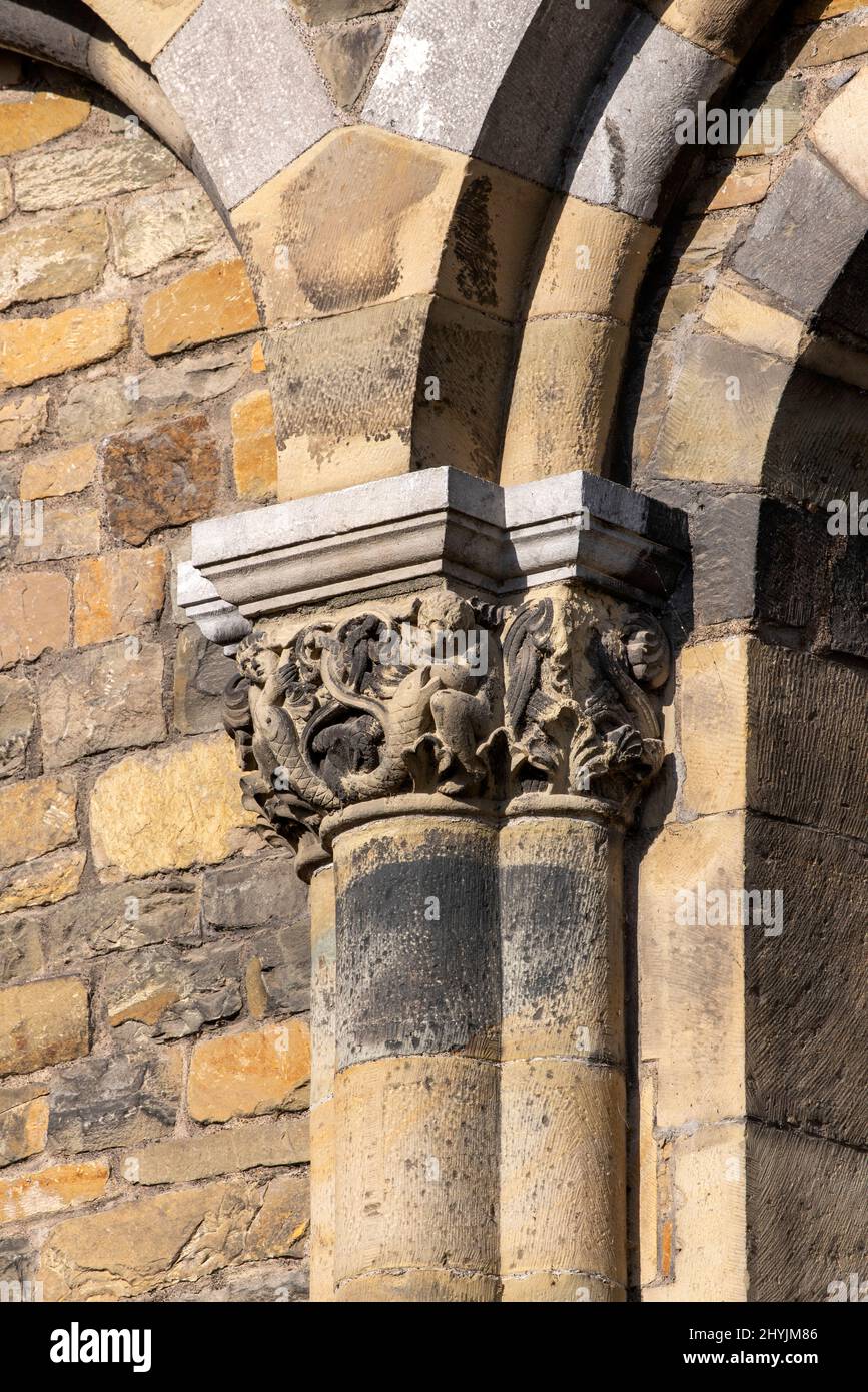 Maastricht, Liebfrauenbasilika, Basiliek van Onze-lieve-Vrouw-Tenhemelopneming, Kapitelle aussen am Chor Foto Stock