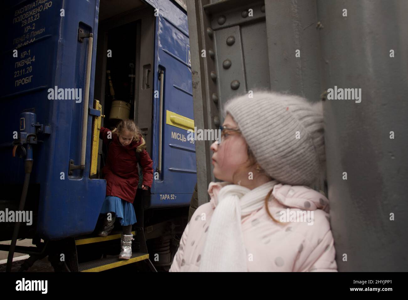 2022-03-03 11:07:37 Lviv, Ucraina. Una giovane ragazza attende che la sua amica partisca dal treno dopo aver trascorso 17 ore arrivando da Kiev. ANP / altezza olandese / Warren Richardson. Foto Stock