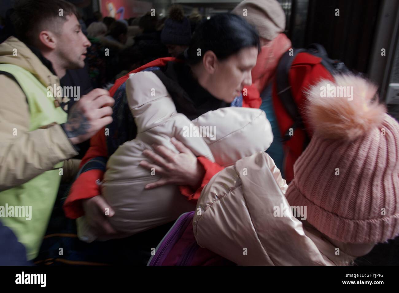 2022-03-03 10:59:25 Lviv / Ucraina 3.3.2022 Una donna lotta e spinge la sua strada attraverso la folla per mettersi su un treno lontano dagli intensi combattimenti. La gente fugge dall'Ucraina, assediata dalla Russia. ANP / altezza olandese / Warren Richardson Foto Stock