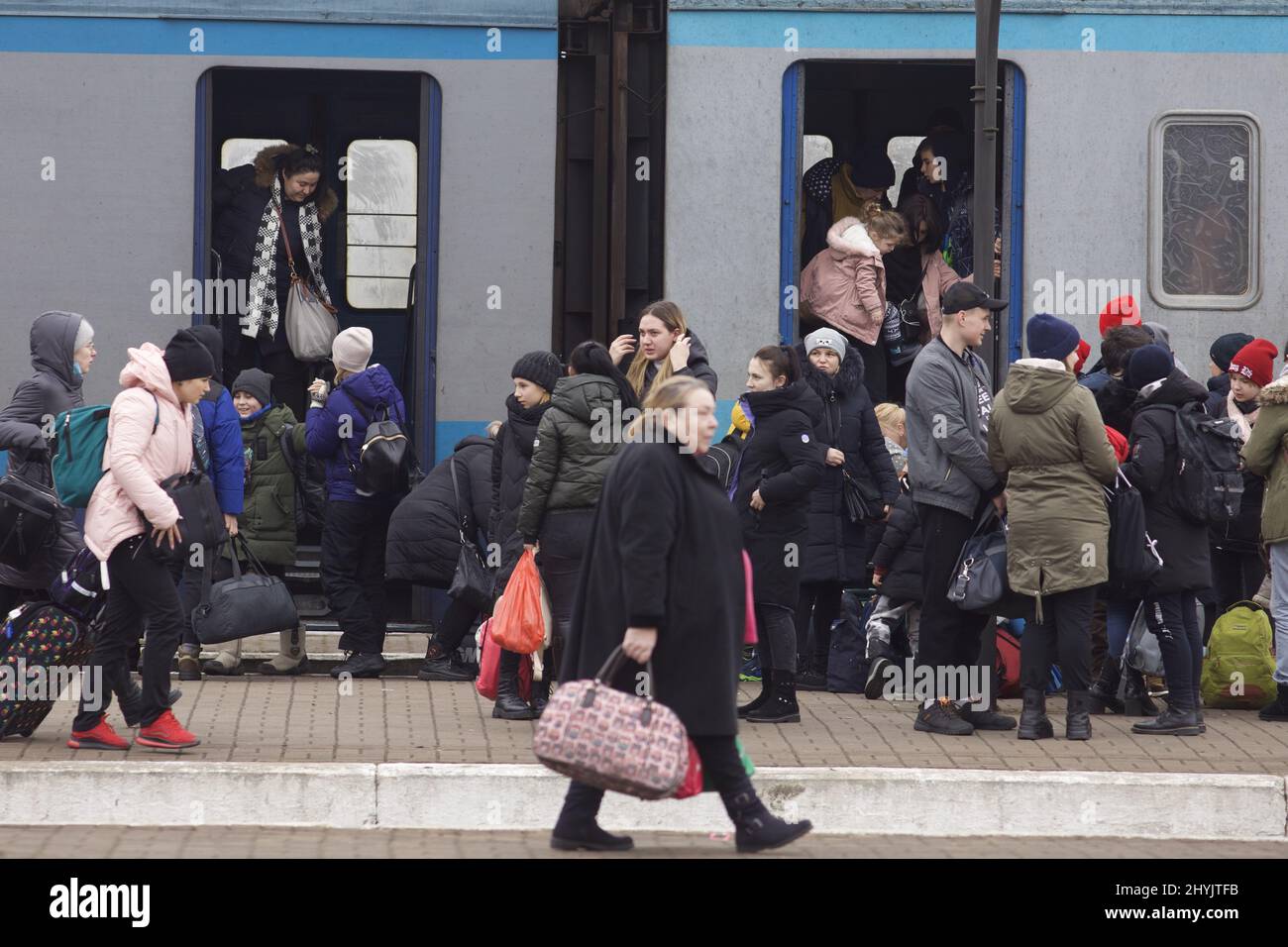 2022-03-06 10:02:59 Lviv, Ucraina. I rifugiati arrivano a Lviv da Kiev. ANP / altezza olandese / Warren Richardson Foto Stock