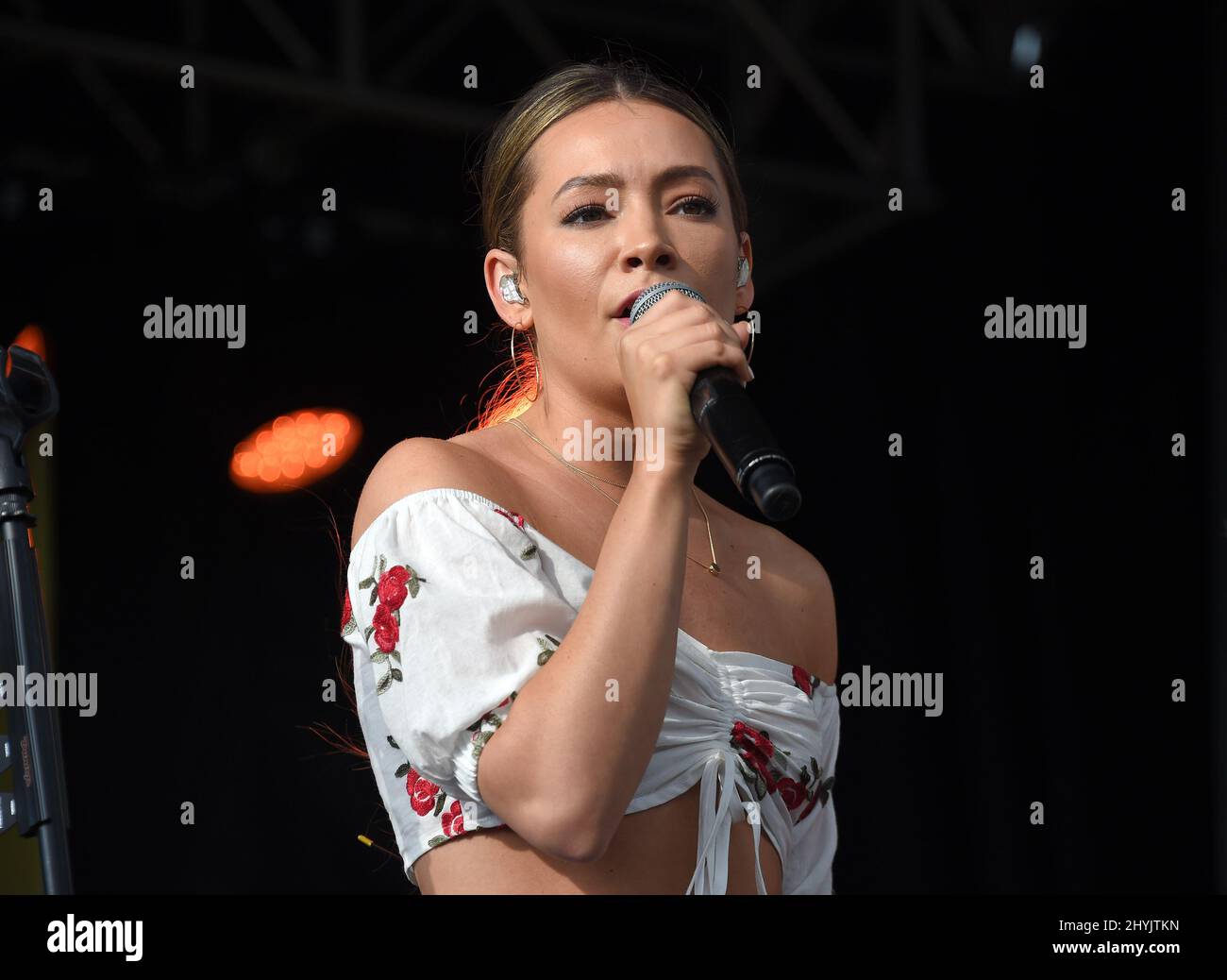 Taylor Dye di Maddie & Tae in scena al Straight Talk 'for the Record' Country Music Tour tenuto presso il Walmart Supercenter il 27 giugno 2019 a Mount Juliet, TN. Foto Stock