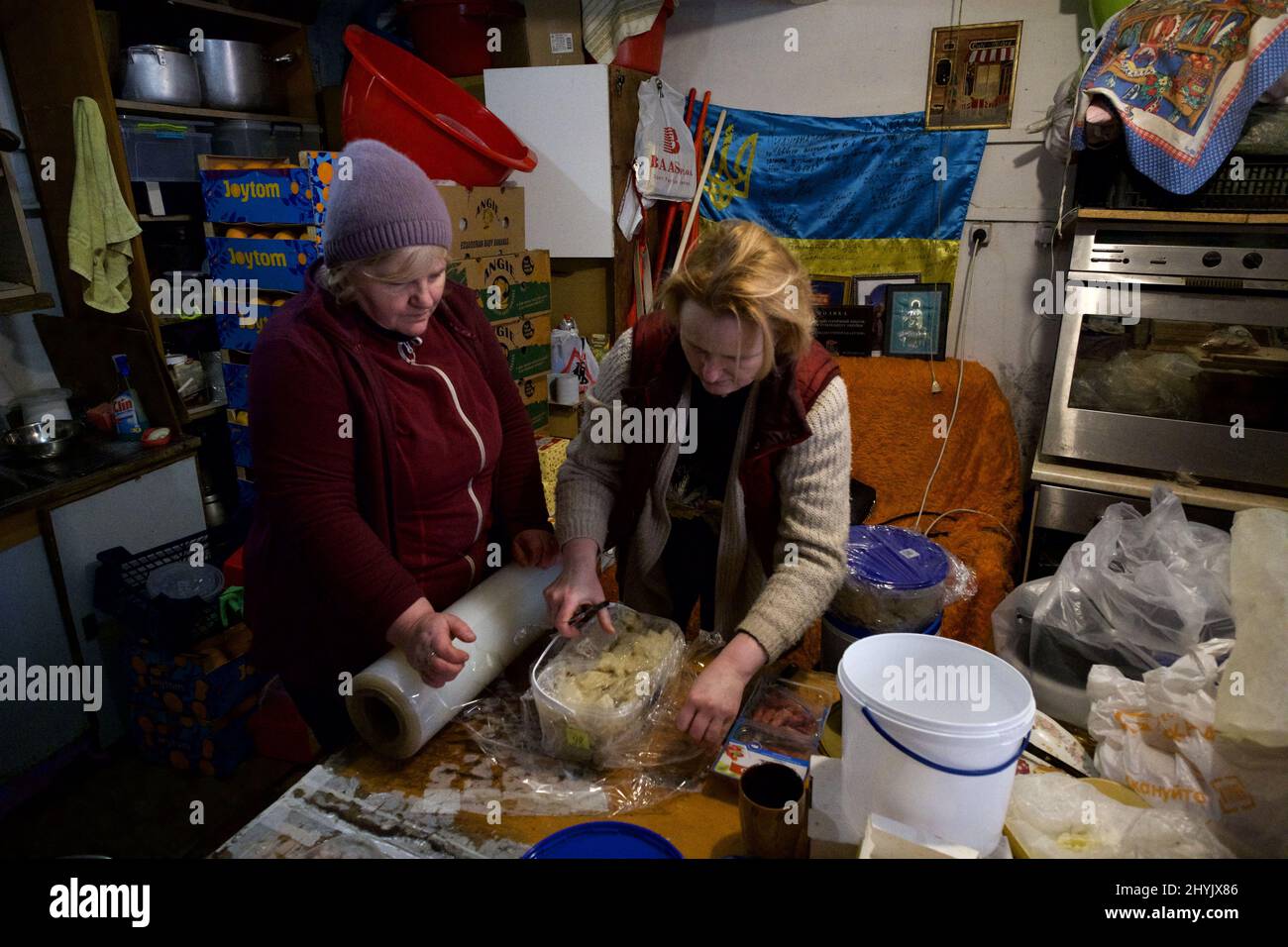 Lviv, Ucraina. Le donne preparano cibo e un volontario in un campo di volontariato nel centro di Lviv per i soldati in prima linea. ANP / Hollandse Hoogte / Warren Richardson Foto Stock