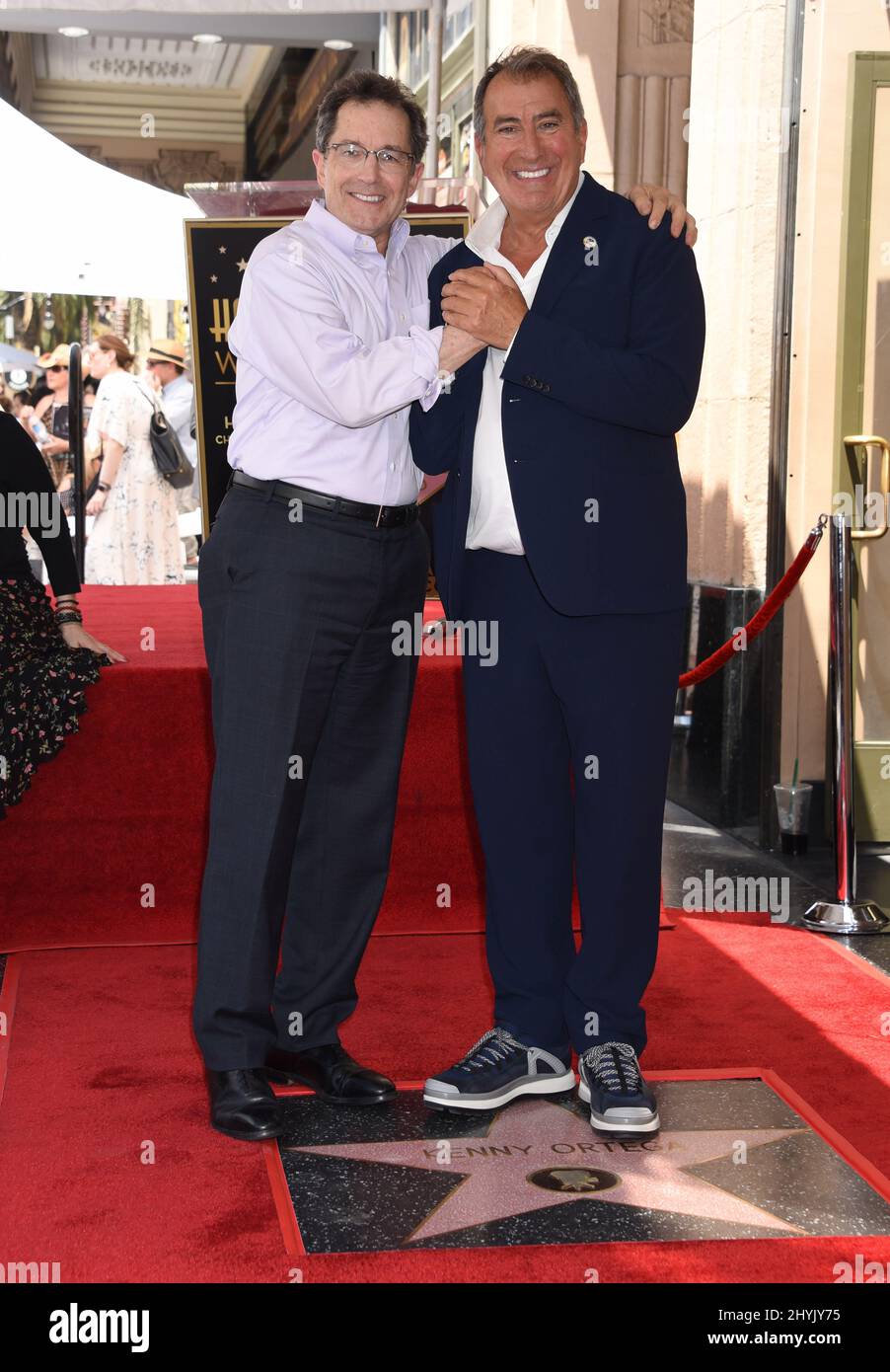 Kenny Ortega è stato affiancato da Gary Marsh alla sua cerimonia della Hollywood Walk of Fame il 24 luglio 2019 a Hollywood, California. Foto Stock