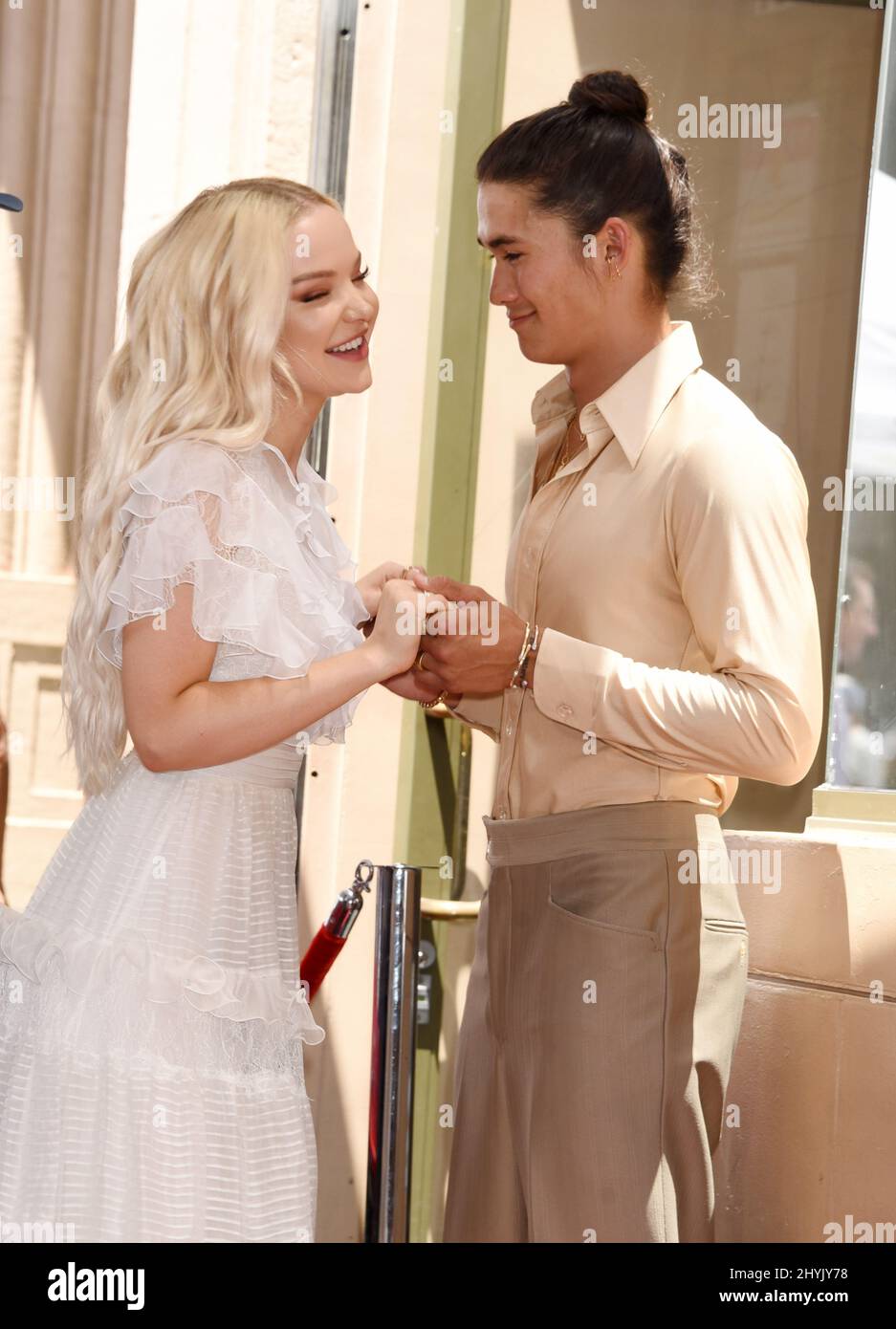 Kenny Ortega è stato affiancato da dove Cameron e Booboo Stewart alla sua cerimonia della Hollywood Walk of Fame il 24 luglio 2019 a Hollywood, California. Foto Stock