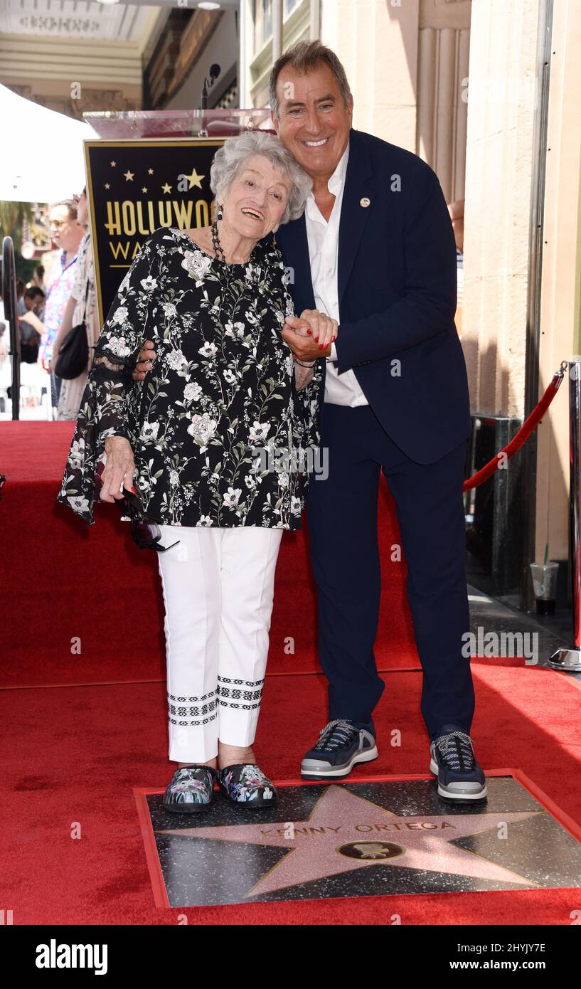 Kenny Ortega è affiancato da Madeline Ortega alla sua cerimonia della Hollywood Walk of Fame il 24 luglio 2019 a Hollywood, California. Foto Stock