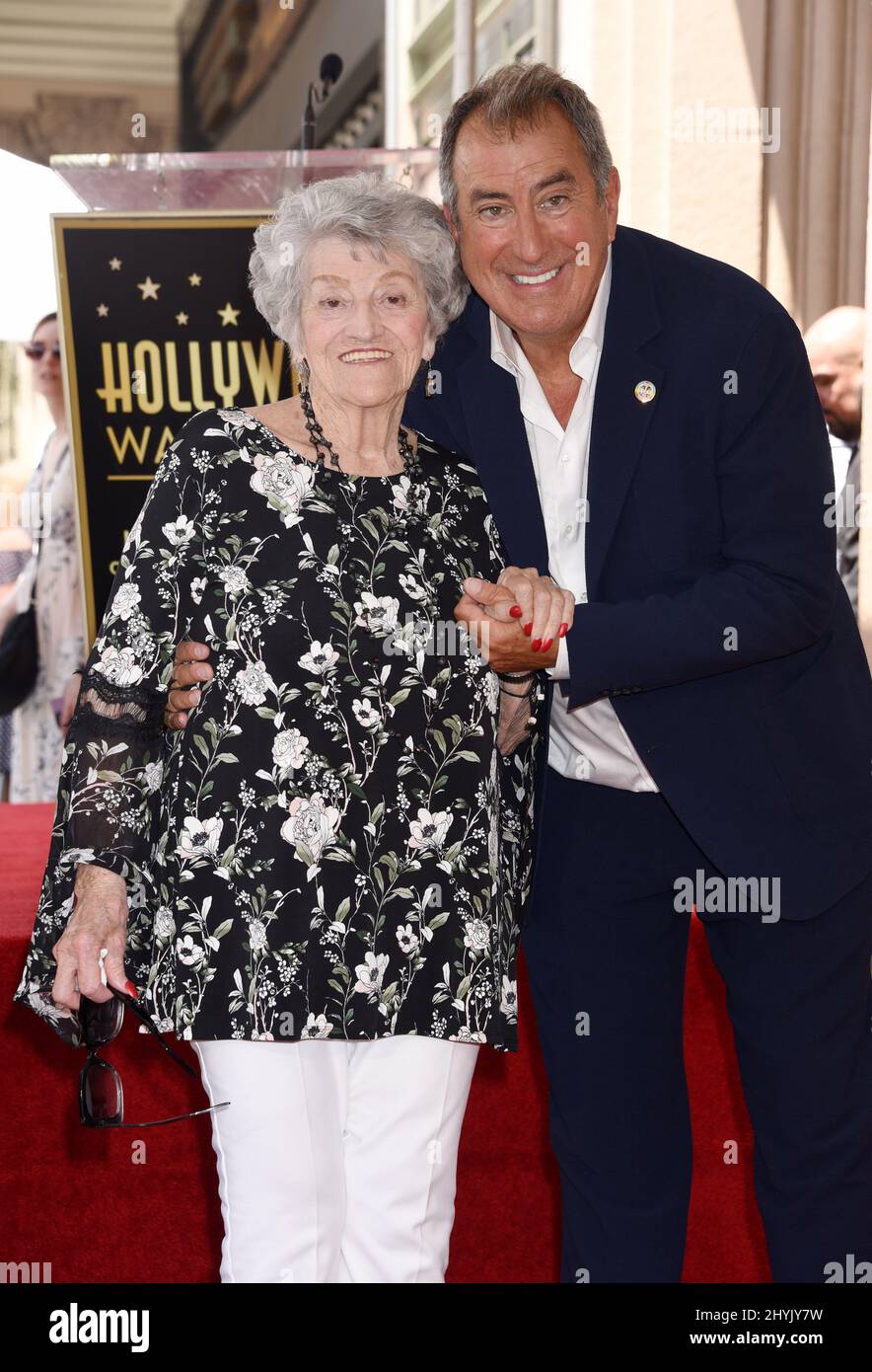 Kenny Ortega è affiancato da Madeline Ortega alla sua cerimonia della Hollywood Walk of Fame il 24 luglio 2019 a Hollywood, California. Foto Stock
