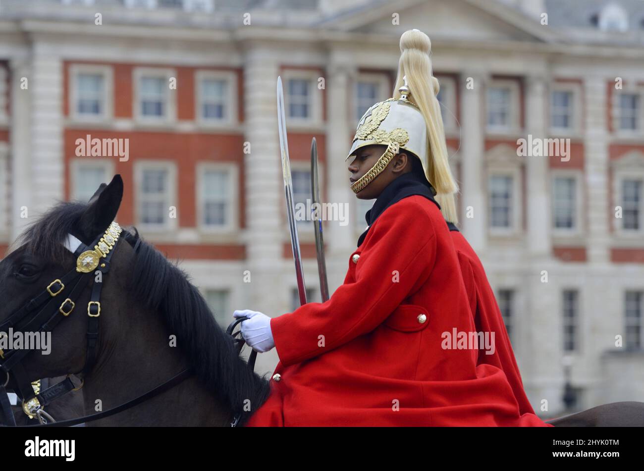 Londra, Inghilterra, Regno Unito. Membri delle guardie di vita / Cavalleria casalinghi al mattino Cambio della Guardia nella Parata delle Guardie Cavalieri Foto Stock