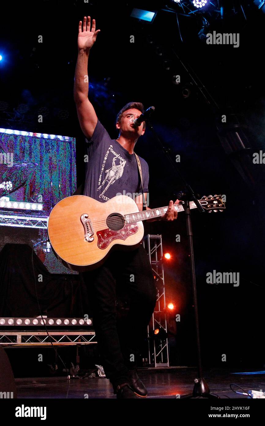 Tyler Hilton si esibisce sul palco al concerto Pop 2000 Tour tenutosi presso la Fremont Street Experience il 27 luglio 2019 a Las Vegas, NV. Foto Stock