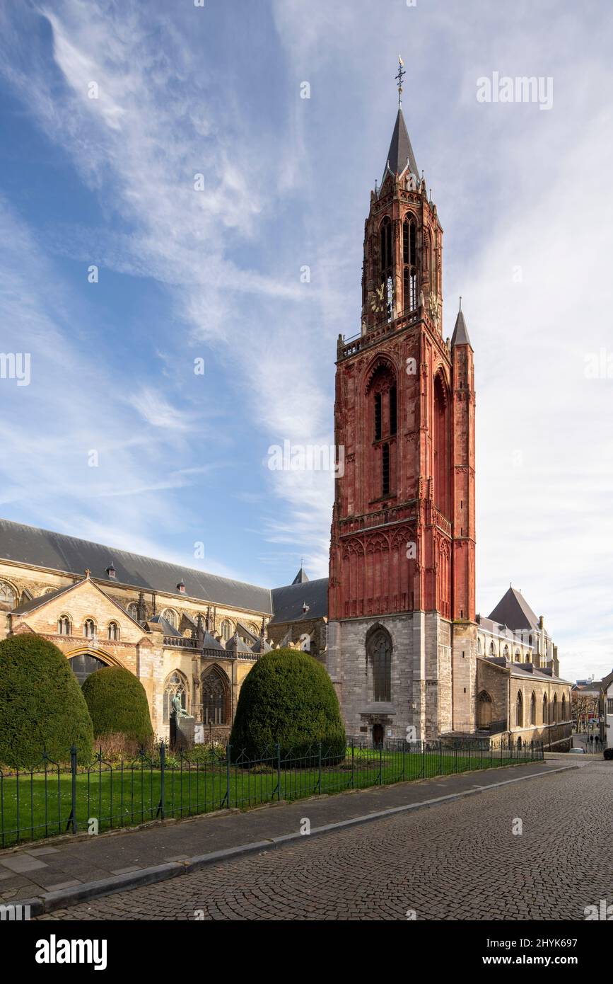 Maastricht, Basiliek van Sint Servaas und Sint-Janskerk (Servatiusbasilika und Johanniskirche), Blick von Südwesten Foto Stock