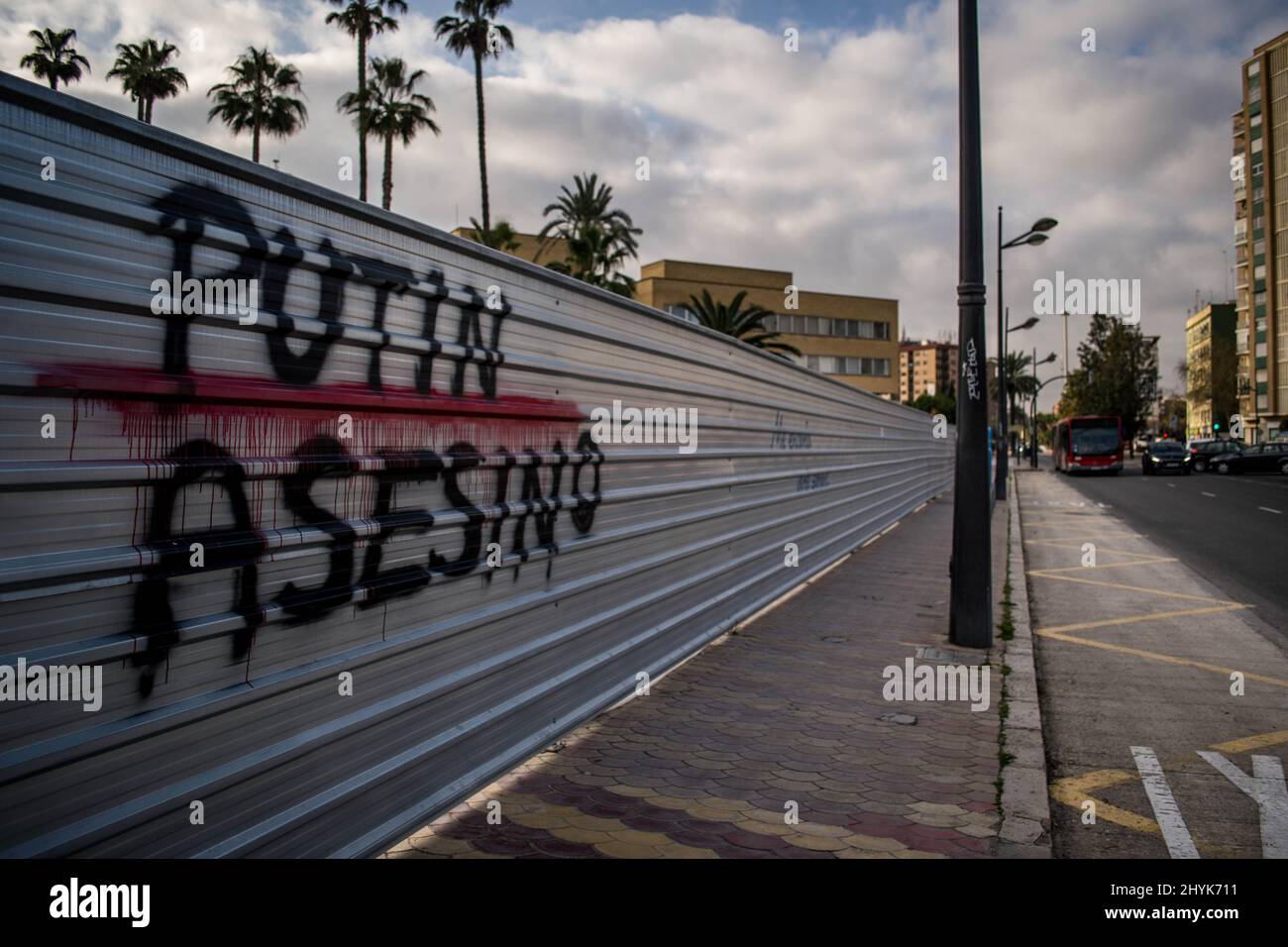 Street Graffiti contro Putin chiamandolo un Murderer per l'invasione dell'Ucraina Bombargind Innocent Foto Stock