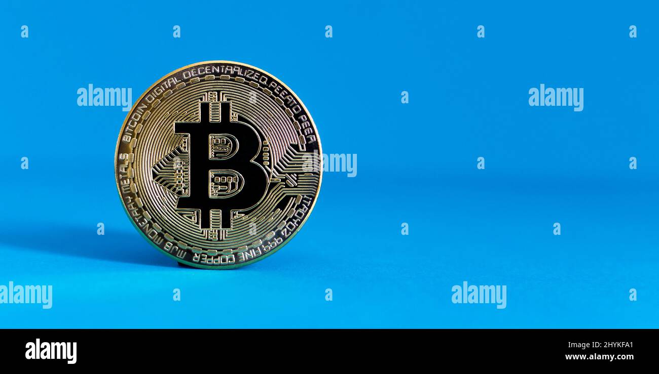 Bitcoin BTC cripto moneta oro moneta su sfondo blu, nuovo concetto di denaro virtuale. Tecnologia mineraria o blockchain Foto Stock