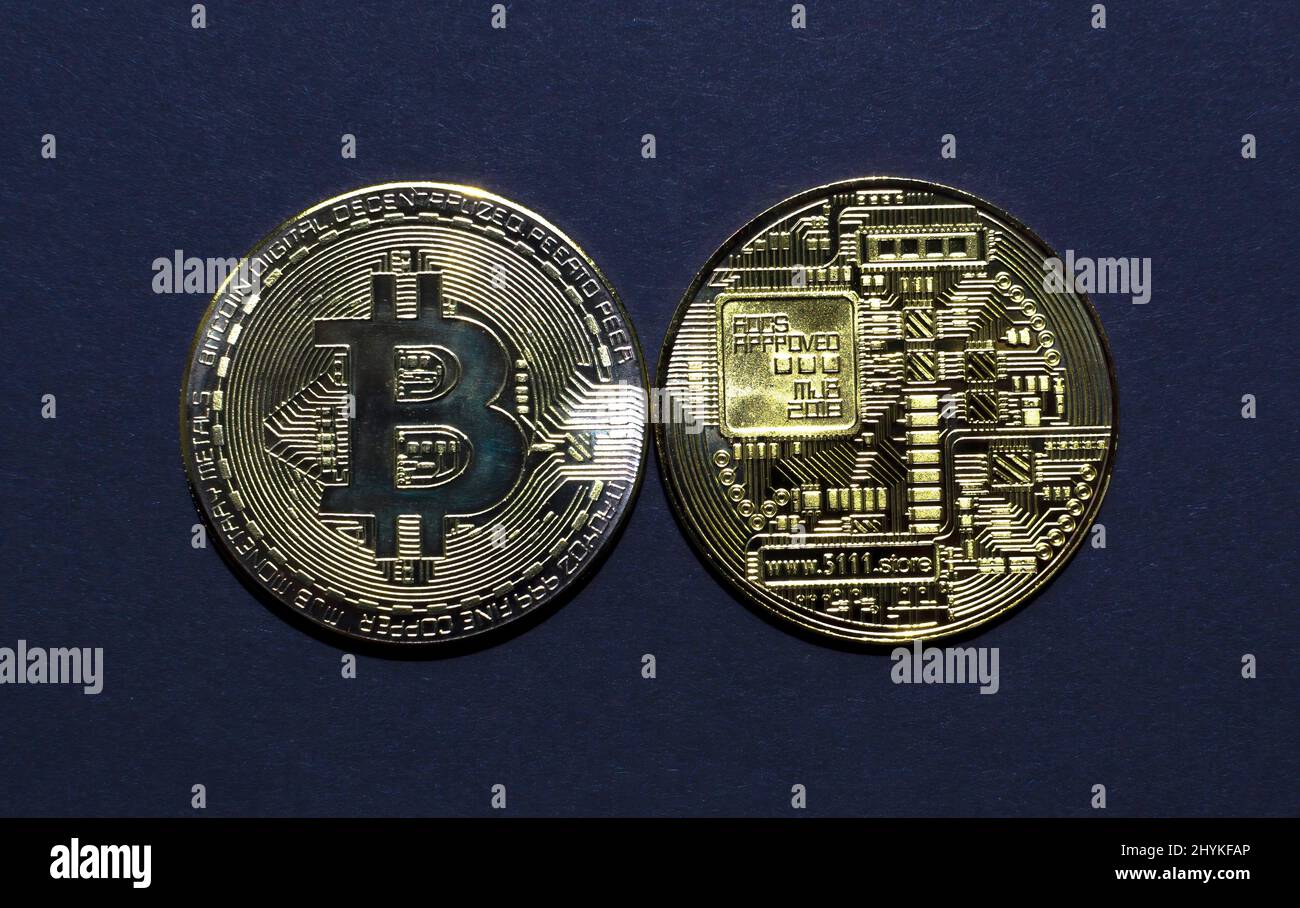 Bitcoin BTC moneta d'oro criptovaluta, nuovo concetto di moneta virtuale. Tecnologia mineraria o blockchain. Vista dall'alto Foto Stock