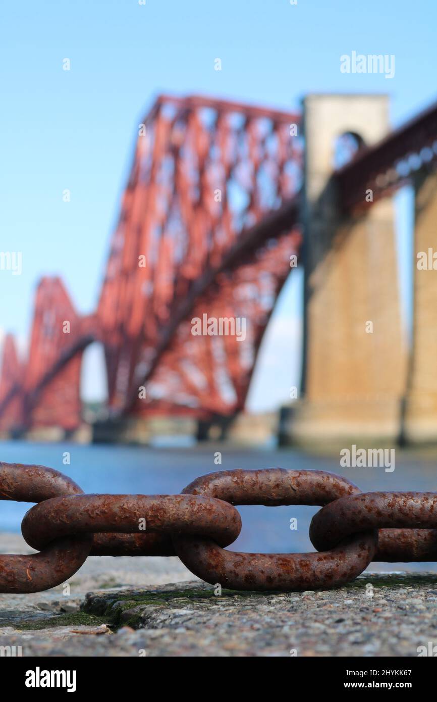 Catena arrugginita con ponte rosso sullo sfondo, Scozia Foto Stock