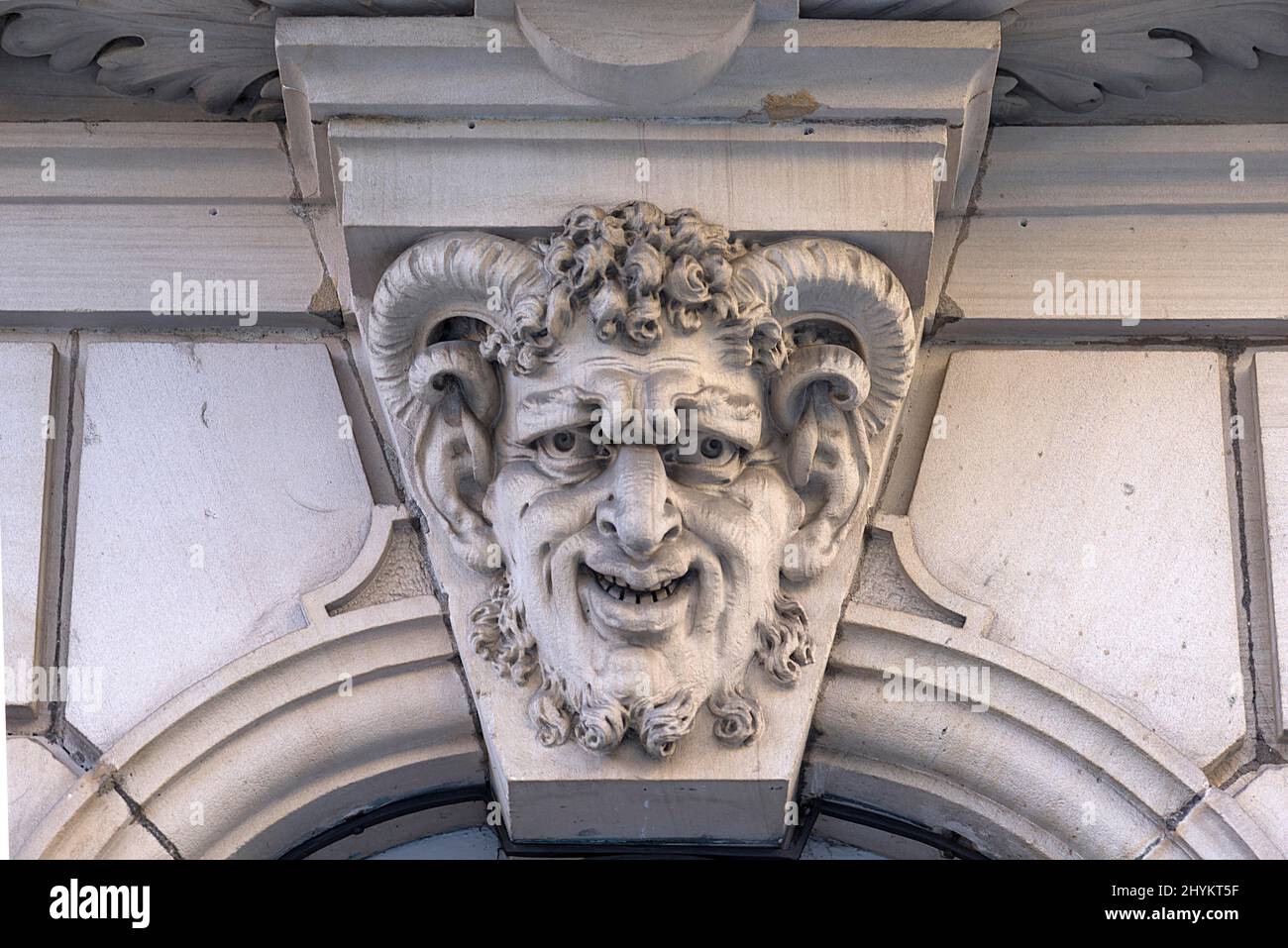 Testa di una creatura mista sopra un portale d'ingresso di una casa residenziale, costruita intorno al 1888, Norimberga, Franconia media, Baviera, Germania Foto Stock