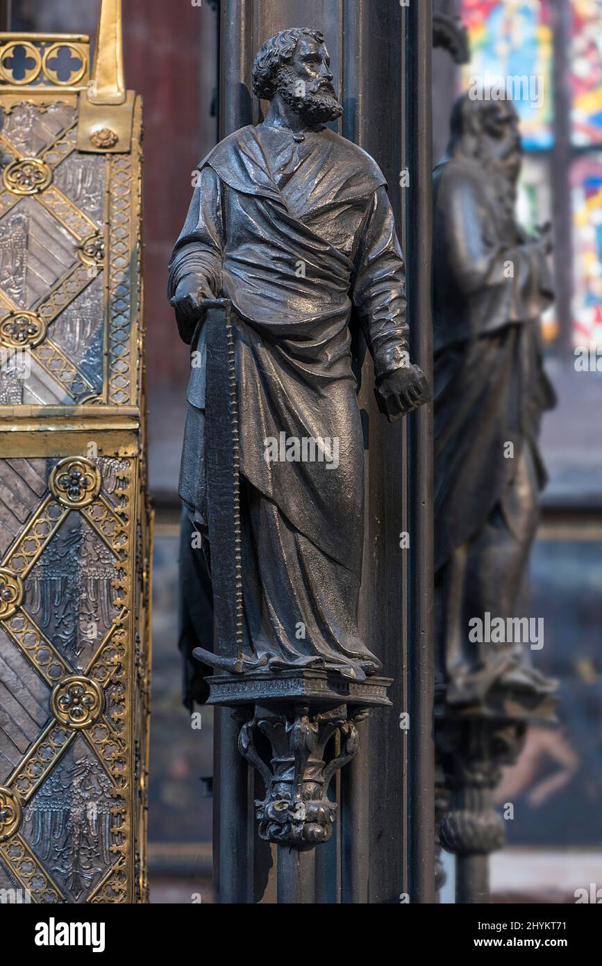 L'apostolo Simone lo Zealot, Attribute SAW, Sebaldus Tomb, Peter Vischer creò l'opera 1507-1517, Sebaldus Church, Norimberga, Medio Franconia Foto Stock