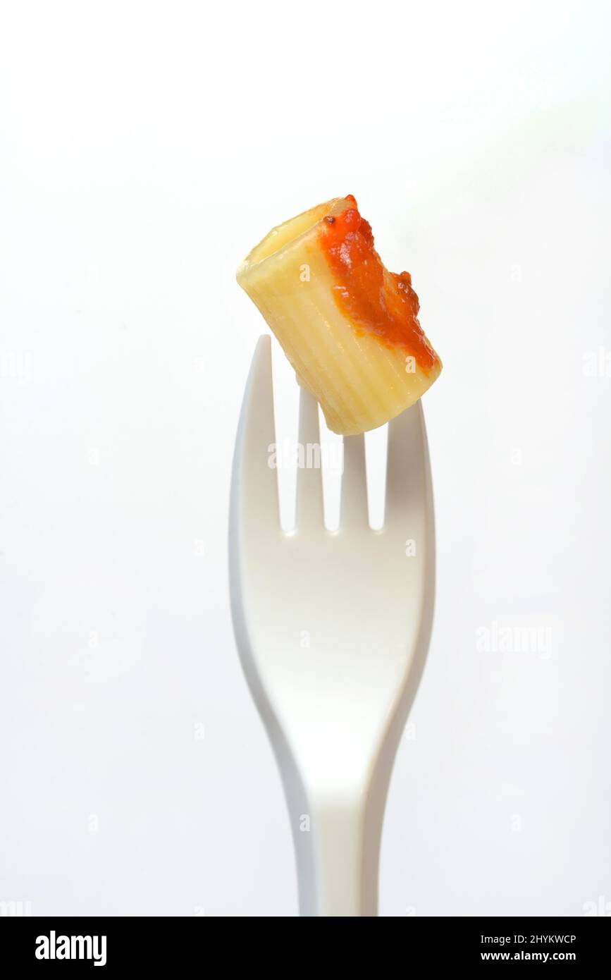 Rigatoni, pasta su forchetta in plastica Foto Stock