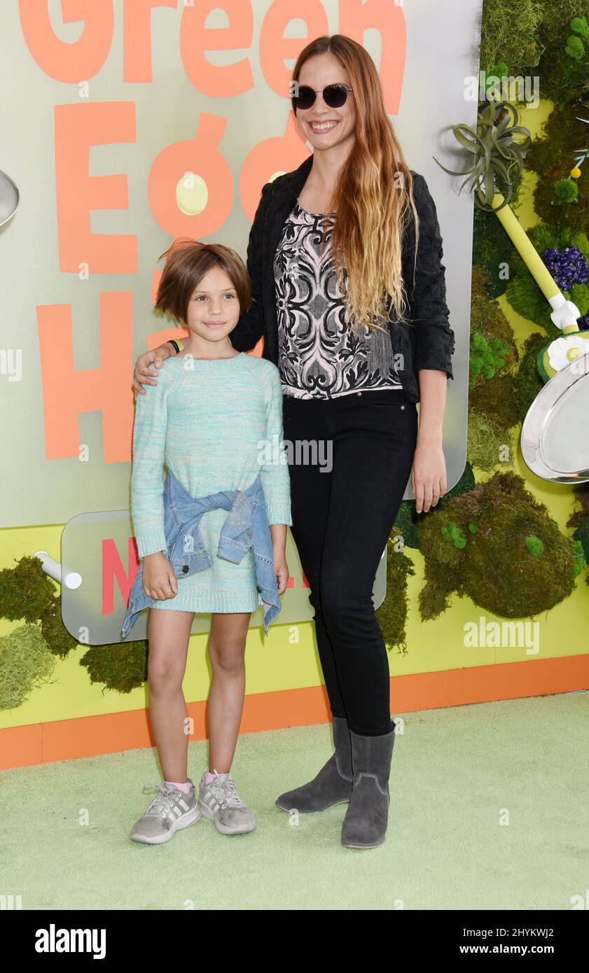 Alexis Knapp e Kailani Merizalde Knapp alla stagione 'Green Eggs and Ham' 1 di Netflix, Premiere e Family Fun Experience che si tengono all'Hollywood Post 43 il 3 novembre 2019 a Hollywood, California. Foto Stock