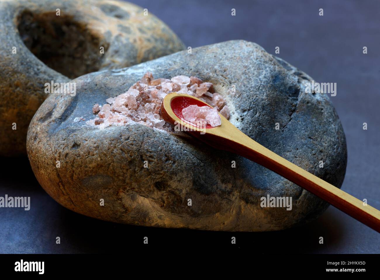 Sale su pietra con cucchiaio, sale naturale, cristalli di sale, Austria Foto Stock