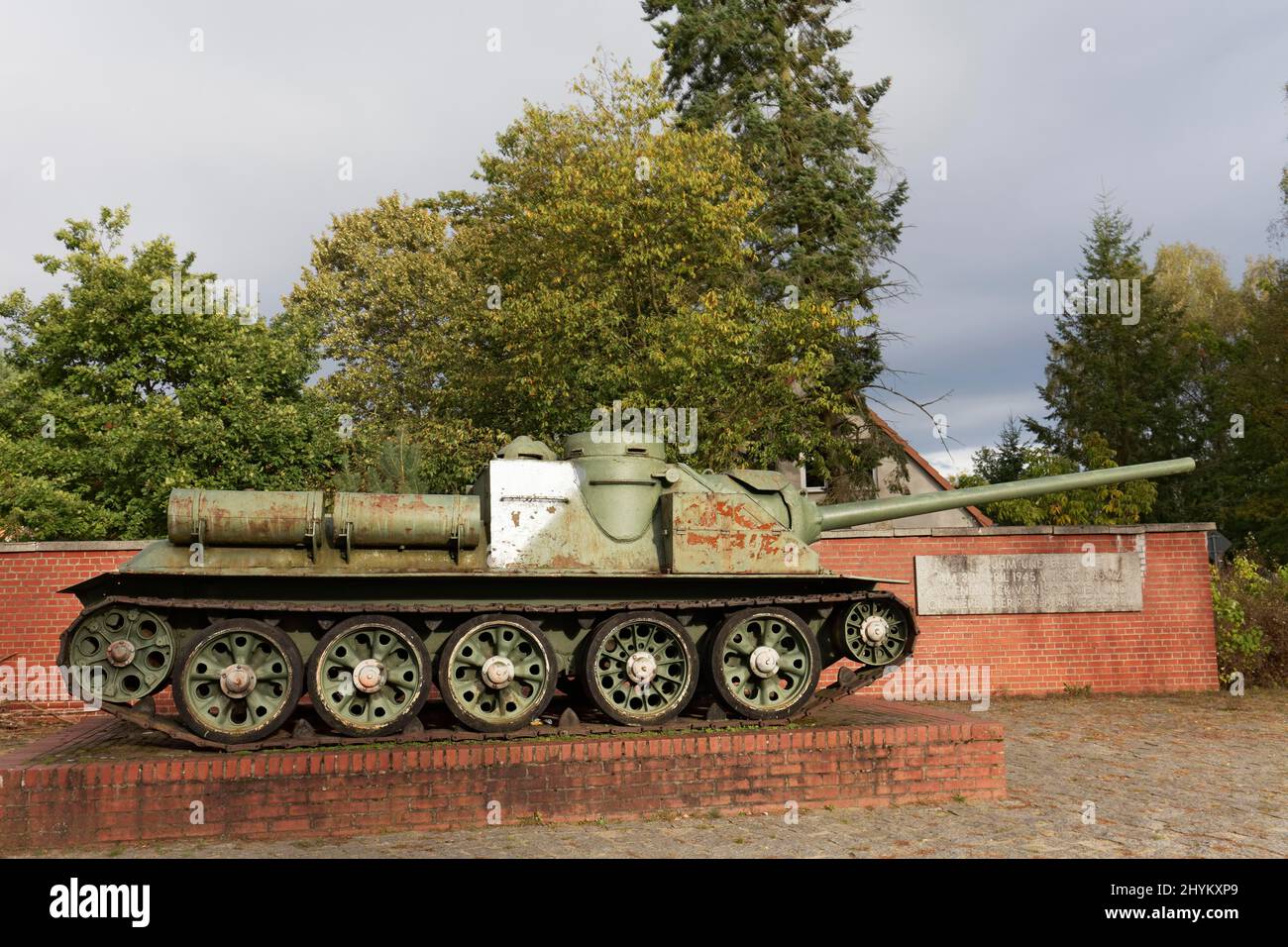 Vecchio carro armato russo, carro armato sovietico, monumento sulla strada per l'ex campo di concentramento di donna Ravensbrueck, commemorando la liberazione da parte della Rossa Foto Stock