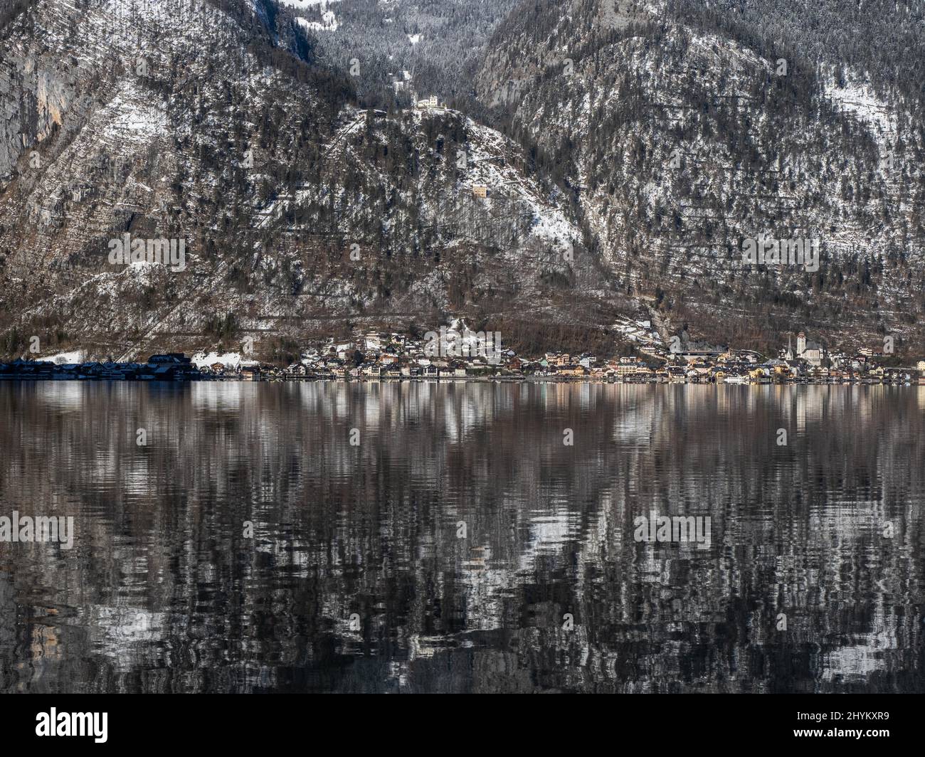 Inverno al lago Hallstatt, riflesso di Hallstatt, Salzberg, Salzkammergut, Austria superiore, Austria Foto Stock