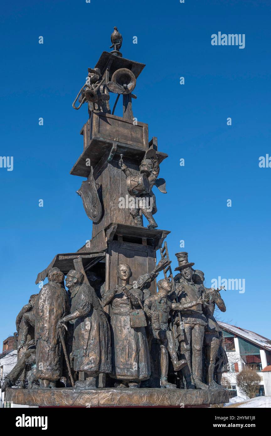 La fontana del villaggio dallo scultore Josef Michael Neustifter, Wiggensbach, Allgaeu, Baviera, Germania Foto Stock