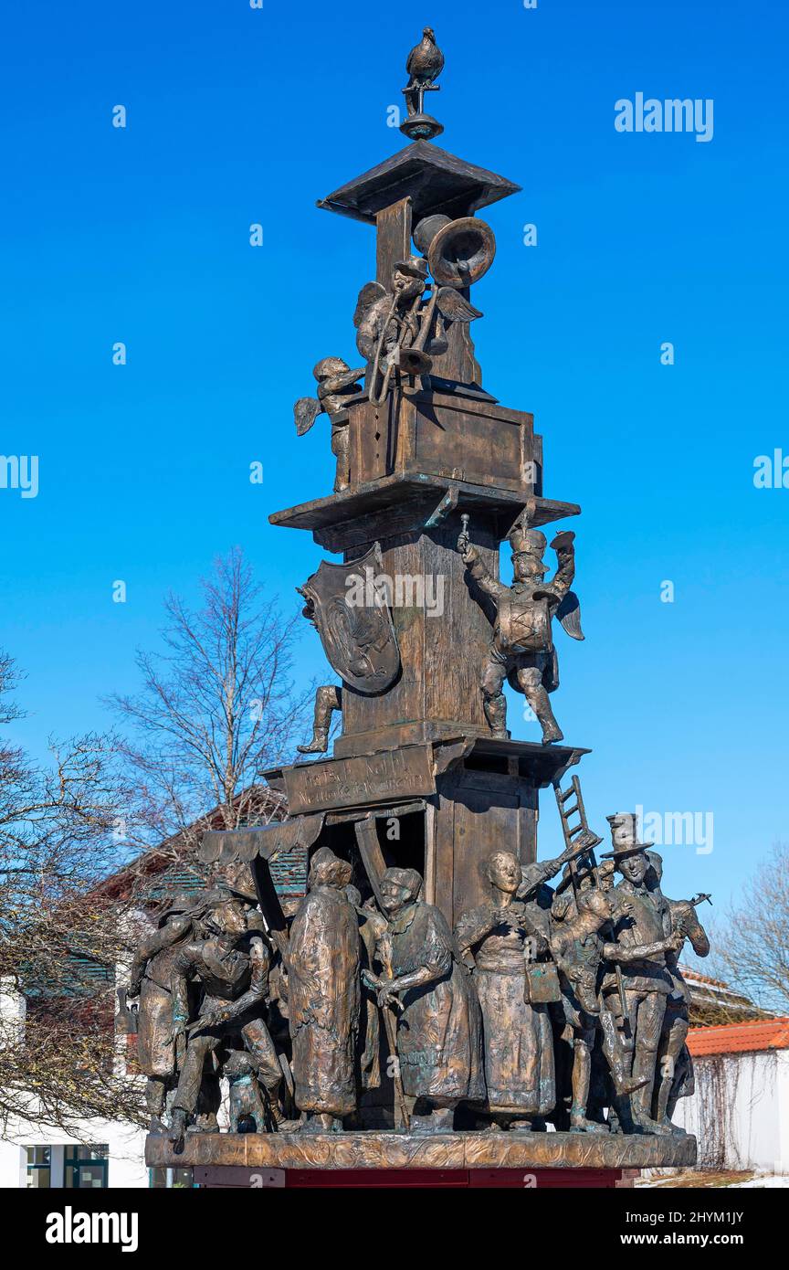 La fontana del villaggio dallo scultore Josef Michael Neustifter, Wiggensbach, Allgaeu, Baviera, Germania Foto Stock