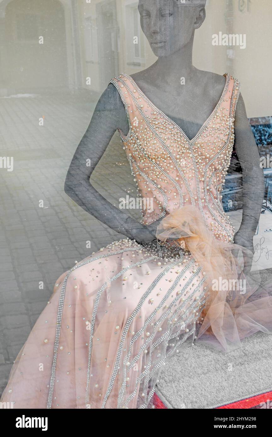 Bambola di moda in abito da sera rosa, Kempten, Allgaeu, Baviera, Germania Foto Stock