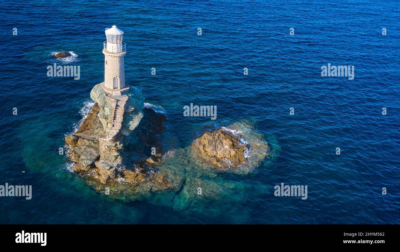 Drone shot, faro rotondo bianco su piccola isola rocciosa, mare chiaro,  mare blu e turchese, Andros Island, Andros Town, Chora, Cicladi, Grecia  Foto stock - Alamy