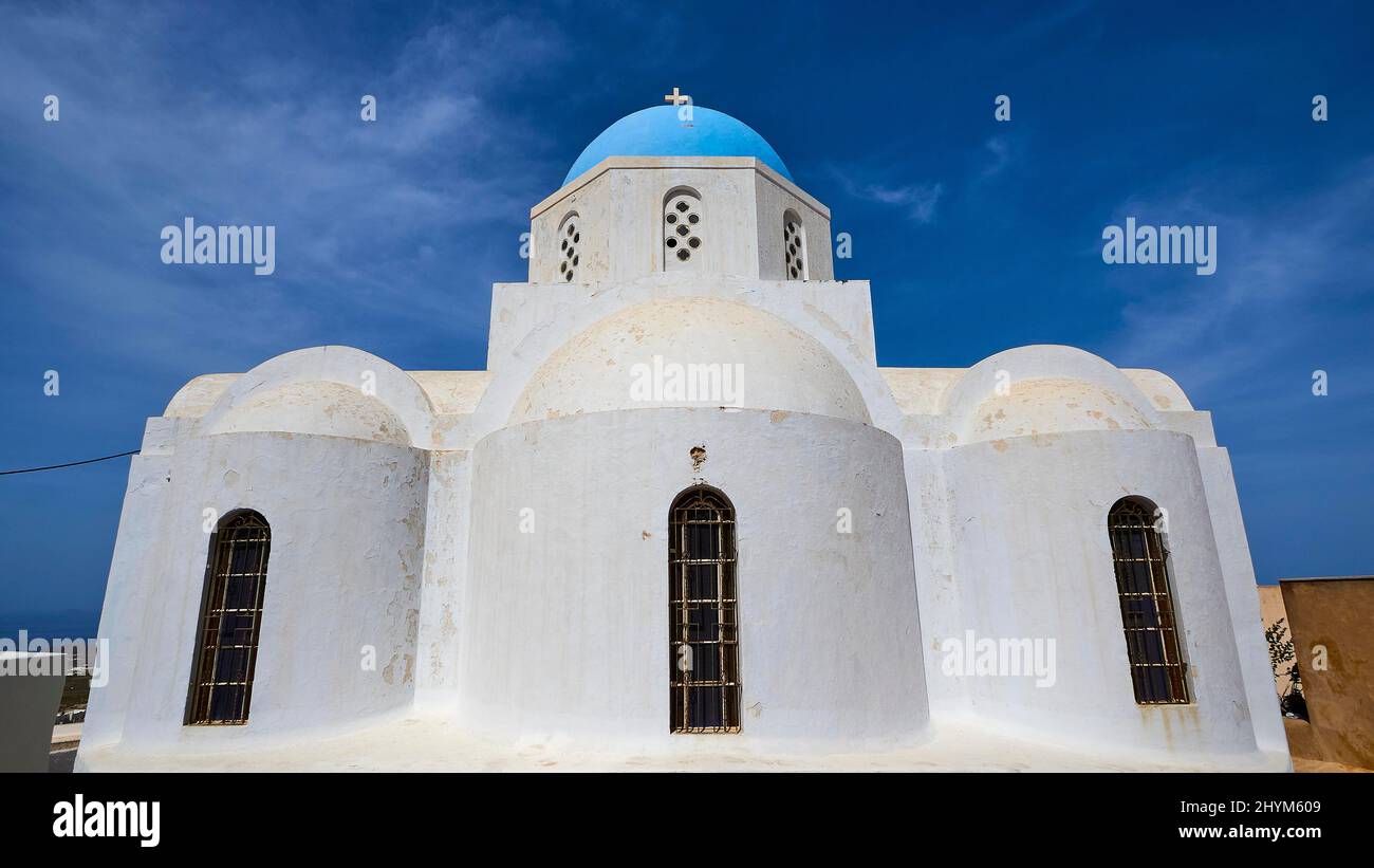Ampio angolo, simmetrico, retro di una cappella ortodossa a tre navate, tetto a cupola blu, cielo blu con le nuvole di velo, Pyrgos, Santorini Island, Cicladi, Grecia Foto Stock