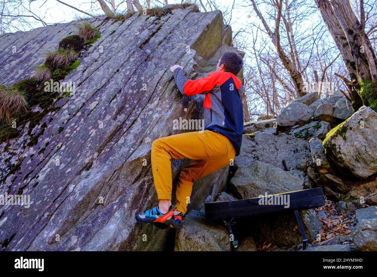 Bouldering climber a Chironico, Canton Ticino, Svizzera Foto Stock