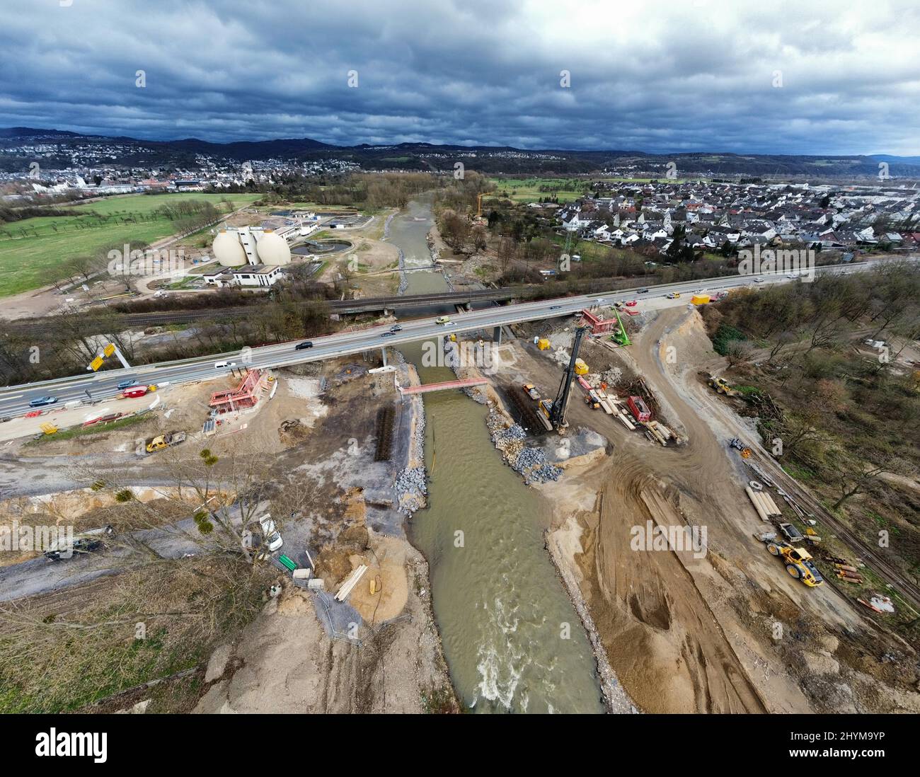 Disastro alluvione, lavori di costruzione sul ponte del B9 sopra l'Ahr vicino a Sinzig, che è stato distrutto dall'alluvione, Sinzig, Renania-Palatinato Foto Stock