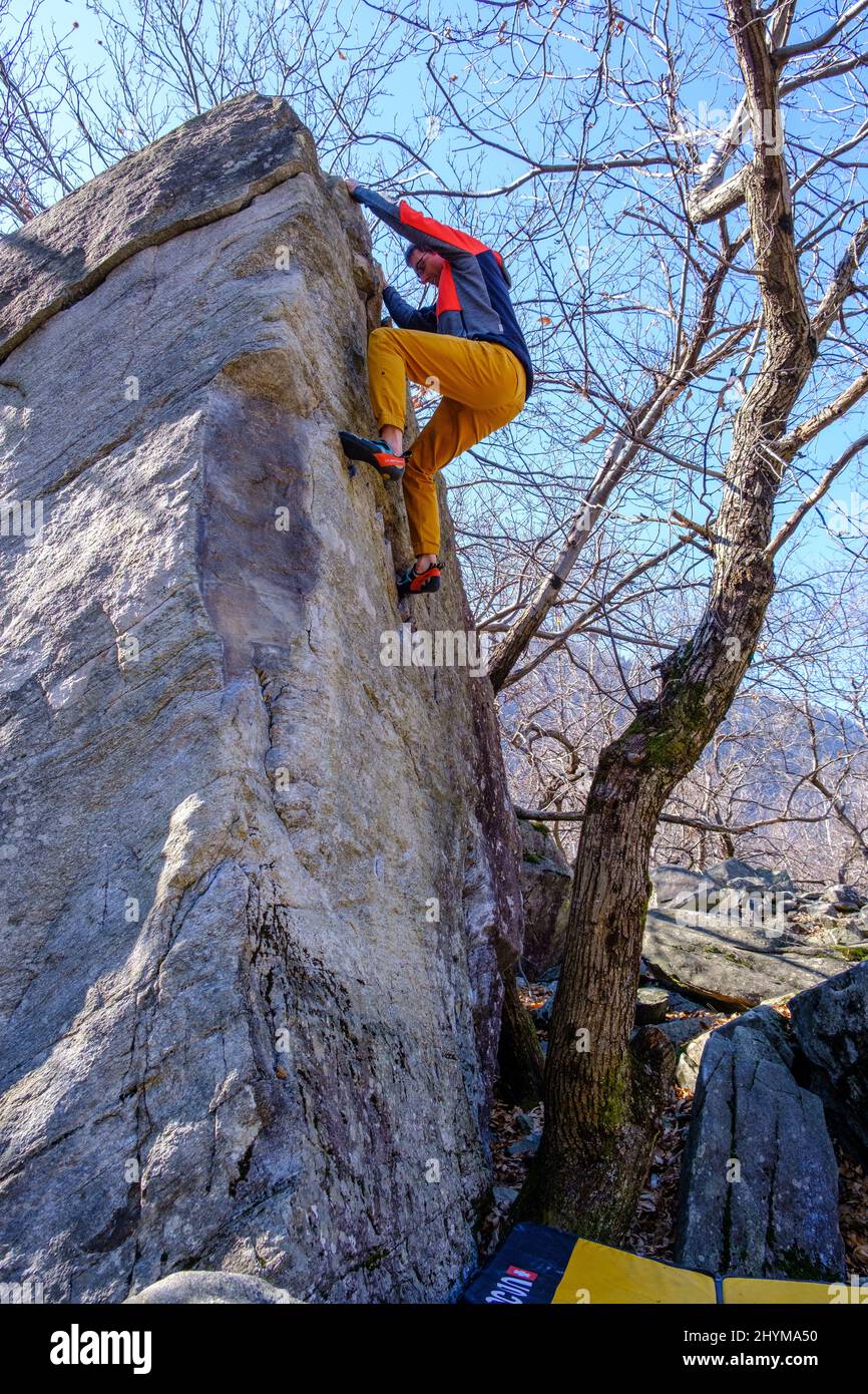 Bouldering climber a Chironico, Canton Ticino, Svizzera Foto Stock