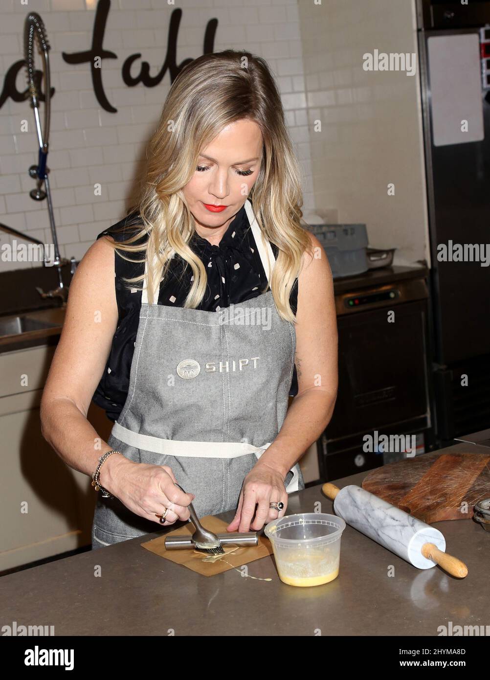 Jennie Garth Jennie Garth collabora con Shipt + sur la Table for Holiday Cooking Class tenuto a sur la Table il 10 dicembre 2019 a New York City, NY Foto Stock