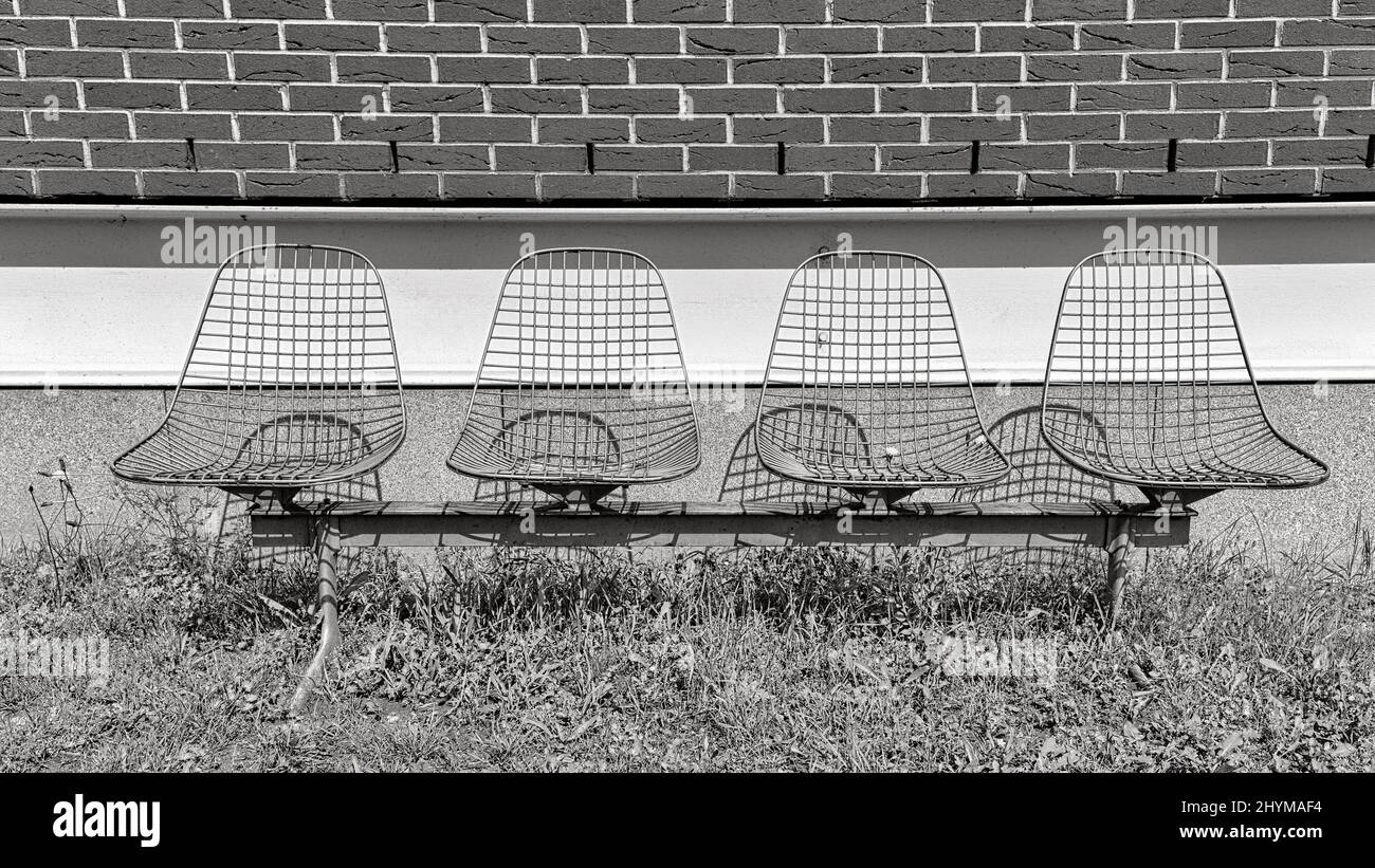 Quattro sedie a filo davanti a un muro, il designer Charles e Ray Eames, Vitra Campus, Vitra Design Museum, Weil am Rhein, Baden-Wuerttemberg, Germania Foto Stock