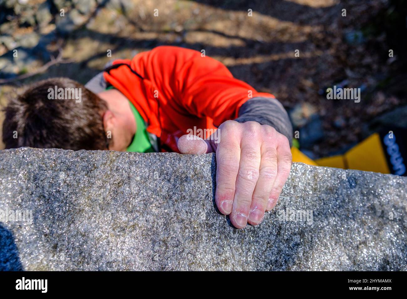 Bouldering climber a Chironico, Canton Ticino, Svizzera Foto Stock