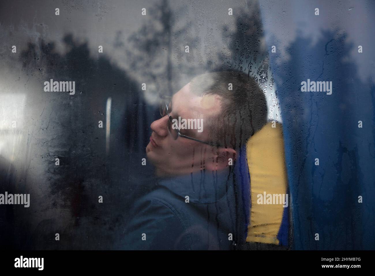 Uomo sulla sua strada di ritorno in Ucraina, gli uomini tra i 18 e i 60 anni di età non sono autorizzati a lasciare il paese e sono tenuti a difendere il paese con Foto Stock