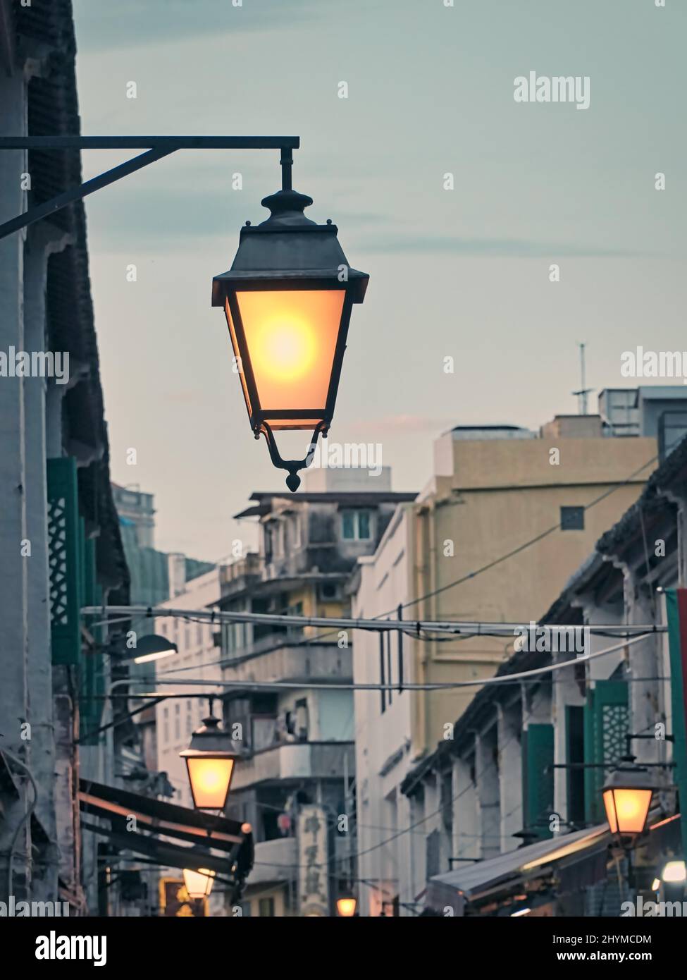 Lampada da strada classica su parete bianca, luce da sera, tradizionale strada cinese antica Foto Stock