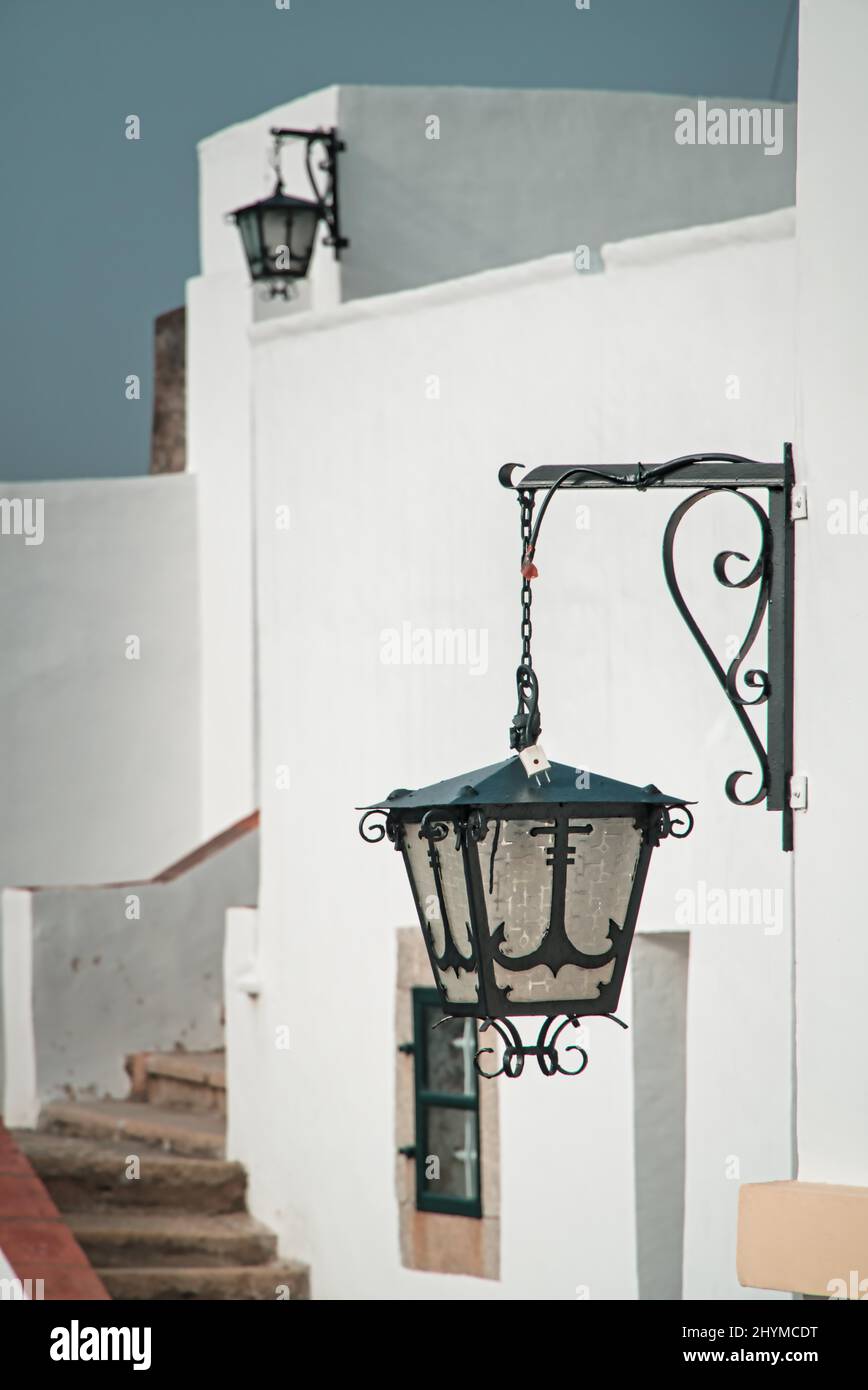 Lampada da strada classica su parete bianca, Macau, Cina Foto Stock