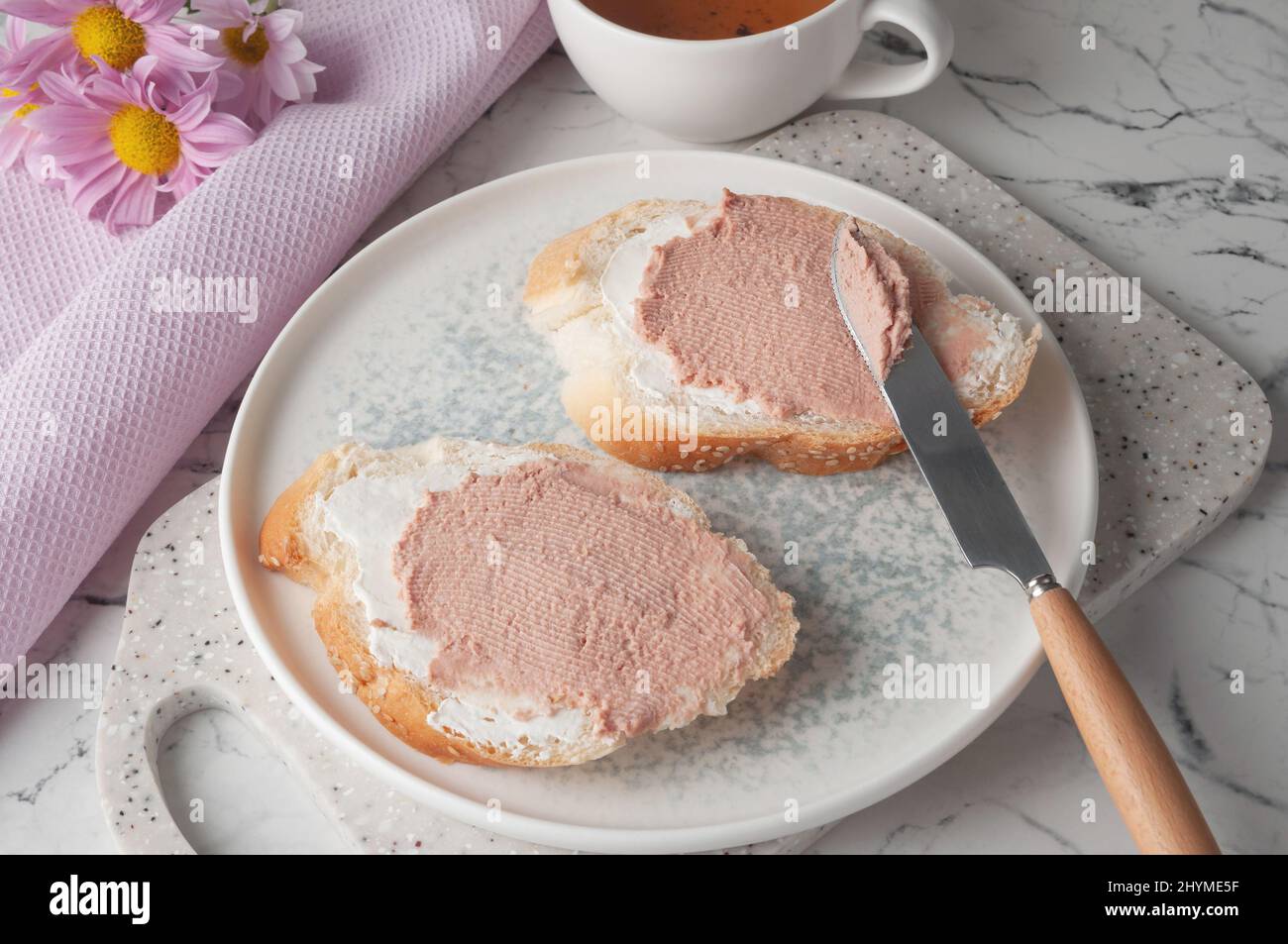 Spuntino veloce servito su un piatto. Foto Stock