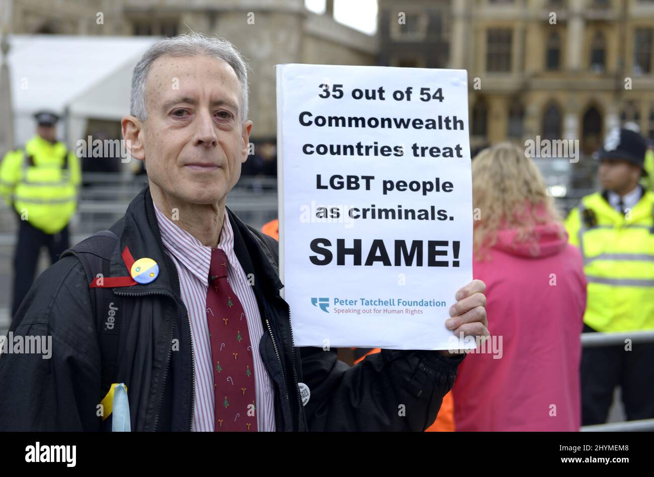 Peter Tatchell - LGBT e attivista per i diritti umani - fuori dall'Abbazia di Westminster, mentre politici e regine arrivano per il servizio del Commonwealth Day, Marc Foto Stock