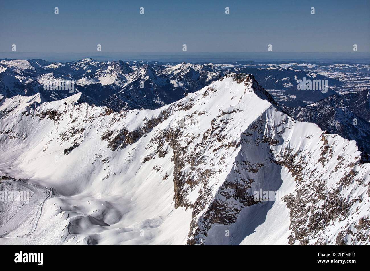 Zugspitze, cima e stazione sciistica in inverno, vista aerea, 09.02.2022, Germania, Baviera Foto Stock