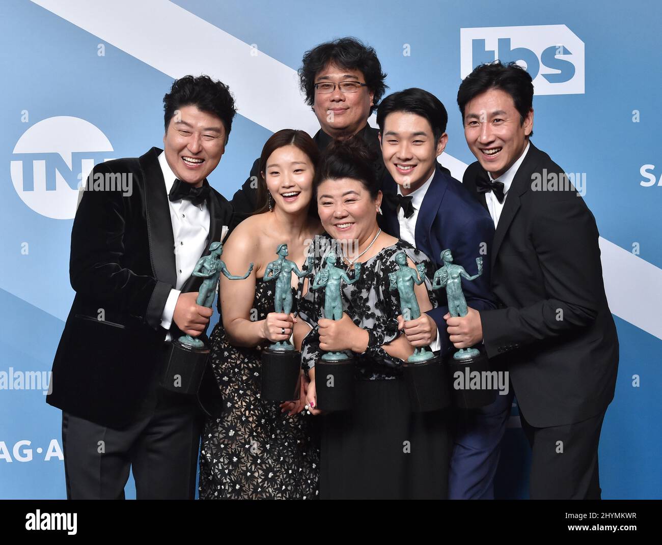 Canzone Kang ho, so-Dam Park, regista Bong Joon-ho, Jeong-eun Lee, Woo-sik Choi, E Sun-kyun Lee al 26th Annual Screen Actors Guild Awards, che si è tenuto presso il Shrine Auditorium il 19 gennaio 2020 a Shrine Auditorium, CA. Foto Stock