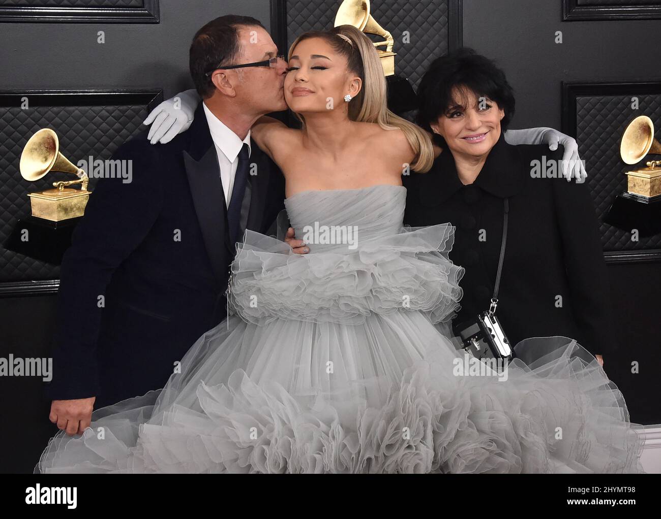 Ariana Grande, Edward Butera e Joan Grande partecipano ai GRAMMY Awards 2020 che si tengono presso lo Staples Center di Los Angeles, California. Foto Stock