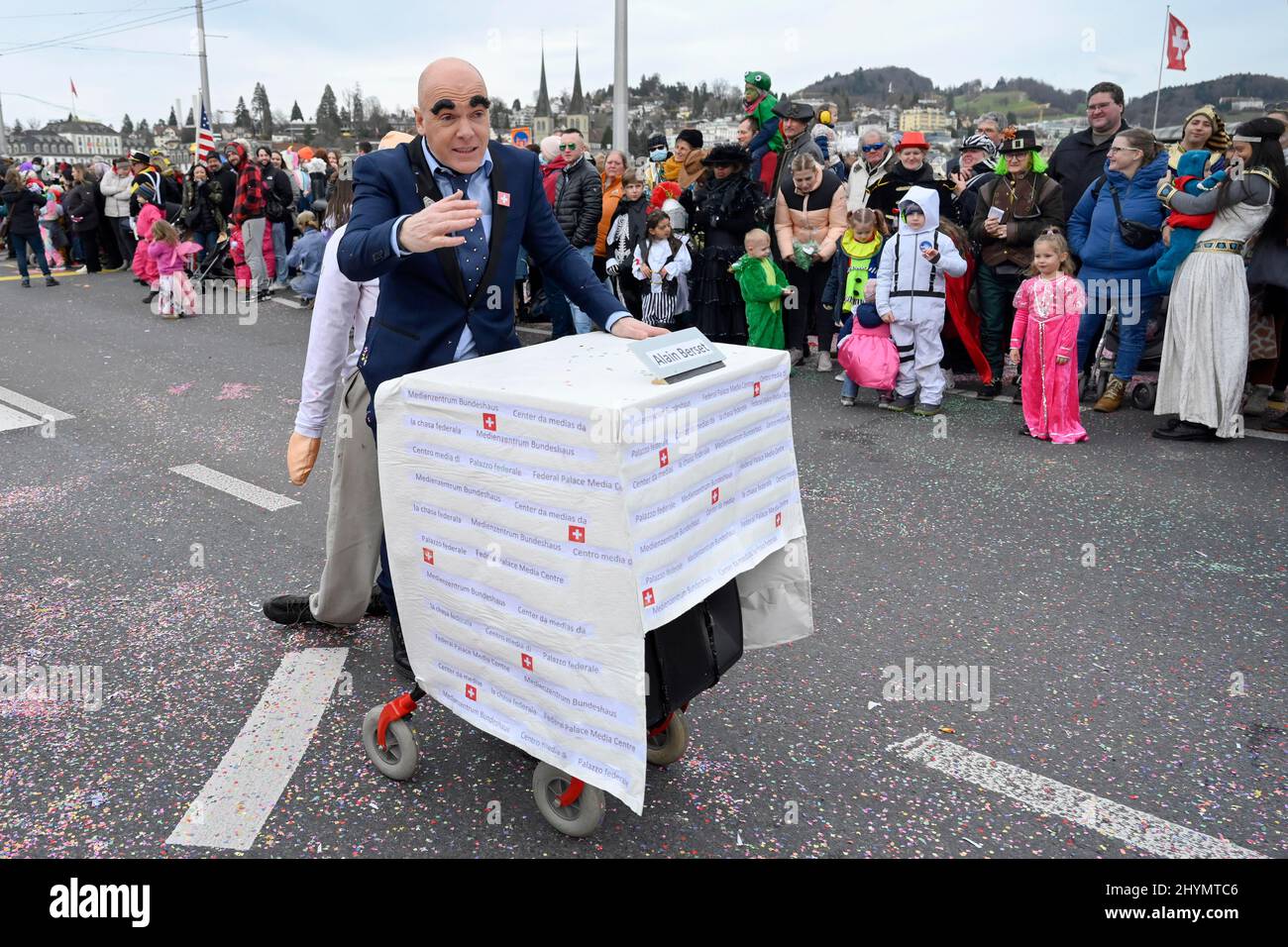 Carnivalisti Consigliere federale Alain Berset Motif, Lucerna, Svizzera, processione carnevale, sfilata con persone travestite, Svizzera Foto Stock