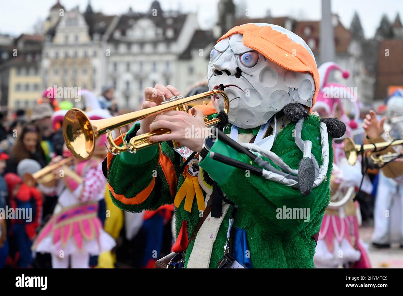 Carnivalisti Guggenmusik palla da golf motivo, sfilata di carnevale, sfilata con vestiti, Svizzera Foto Stock